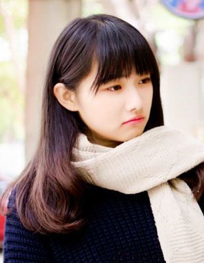圆脸女学生整齐平刘海齐肩梨花头烫发发型