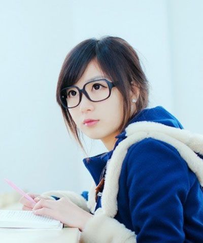 戴眼镜发型怎么扎好看 小女生新新扎发发型