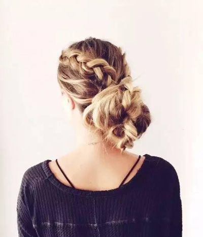 卷发头发少怎么盘发 卷发盘头发简单好看的步