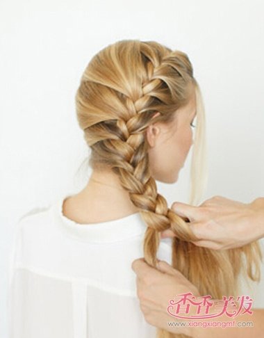 单侧蜈蚣辫的编法 编辫子的方法学习蜈蚣辫(8