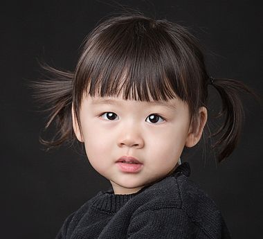 3岁小女孩齐刘海双马尾辫发型