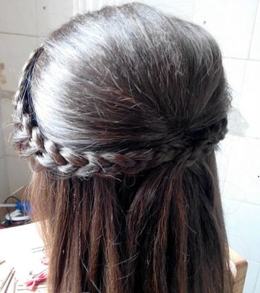 中分长发披着怎样编刘海 中分刘海扎头发简单