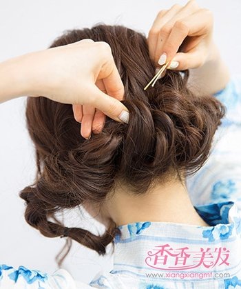 烫发怎样盘头发简单好看 50岁短烫发盘发发型