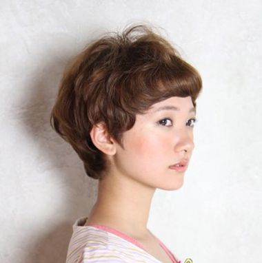 女生时尚 短发纹理烫发型