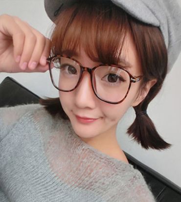 戴眼镜瓜子脸女生适合的短发发型 最新眼镜女