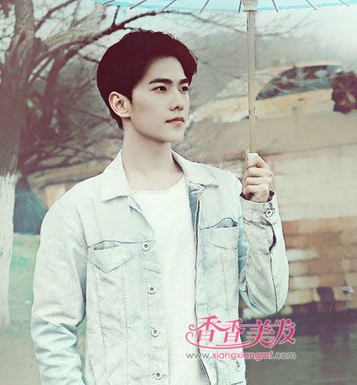 男学生三七分斜刘海短直发发型