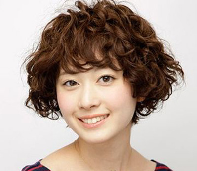 今年流行什么发型中短卷发 短发满头卷发型