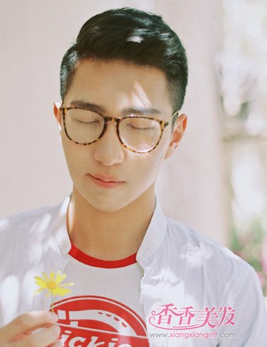 男生两鬓头发一般怎么样打理比较帅 男生两边