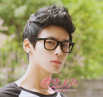 眼镜男适合飞机头吗 墨镜男生飞机头发型
