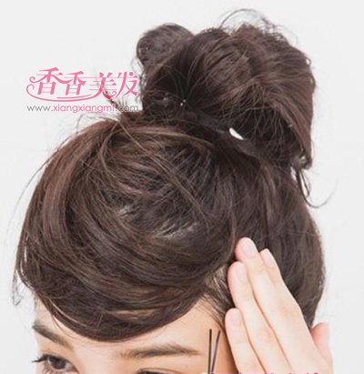 直发扎马尾的方法 中直发怎样扎马尾显得蓬松
