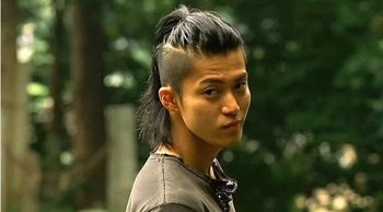 男士头顶扎个辫子是什么发型 男士周围剃光头顶扎辫子