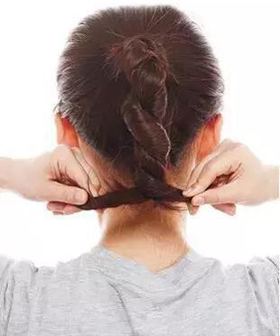 发简单扎头发步骤 日常直发扎头发造型教程(2