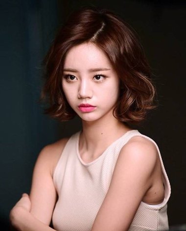 发稍外卷中短烫发发型 今年流行的短发烫卷曲