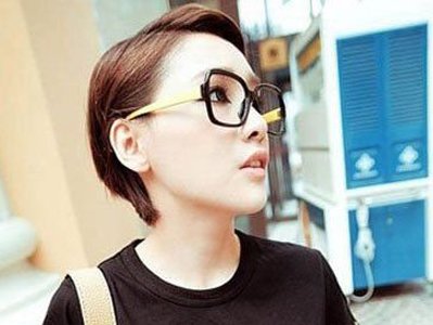 超短直发中偏分无刘海发型设计 这款超短直发中偏分无刘海的发型设计是向后梳的,两边的头发是别在耳朵后面的,戴上混颜色的眼镜搭配看上去十分的干练,很有女强人的气质,整体看齐来很不错的发型。