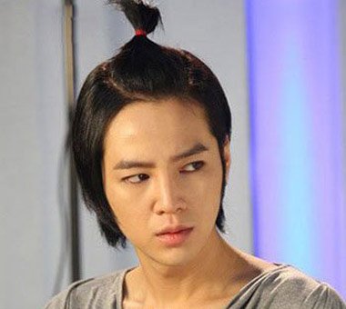 男生短发扎辫子发型 今年流行的短发型男图片