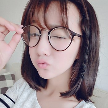 女生戴眼镜适合什么短发 戴眼镜女生适合短发
