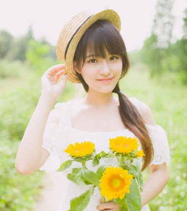 椭圆形脸额头窄适合中分吗 窄额头圆脸扎马尾