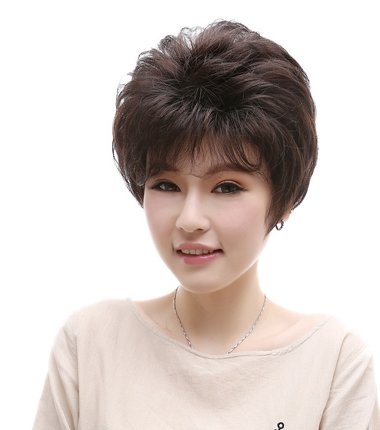 卷发,自然感的卷发打理出蓬松空气感,饱满立体的轻薄 刘海短发发型,让