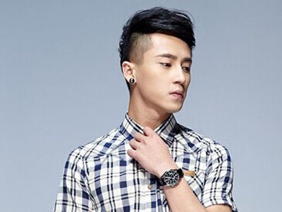 国字脸秃鬓角男生适合什么发型 初中男生国字脸发型