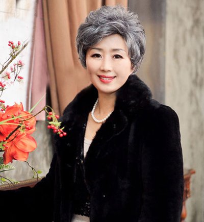 白黑混合的短发烫成小卷发最适合,蓬松起来的短发梳理成斜 刘海造型