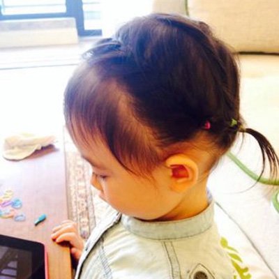 到最后把头发扎了起来扎了一个 马尾辫,从侧面看给人一丝的可爱感