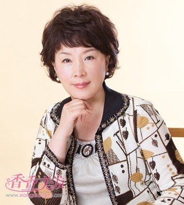 中老年斜刘海蓬松烫短发发型