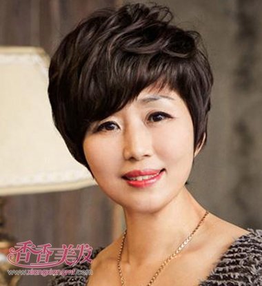 中老年假发短发怎样戴 16年流行中老年女士短