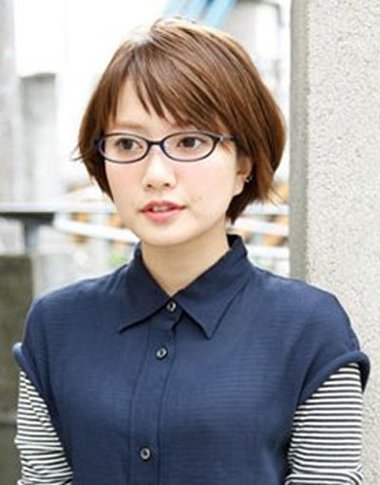 戴眼镜的女孩适合什么短发发型 戴眼镜短发发