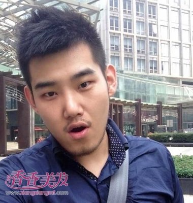 这款90男士短毛寸无刘海发型设计是两边的头发是剪的稍微短一点,中间