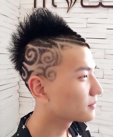 男生两边弄两条道发型 男生发型两边怎么剪好