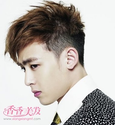 今年最流行的男士短头烫发发型 斜梳男生短烫