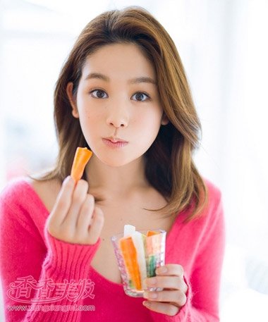 短头发卷发怎么梳起来好看 女士中短发卷发造