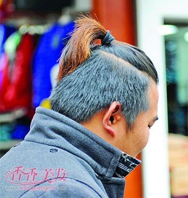 男士背头扎辫子发型 男生扎小辫子发型