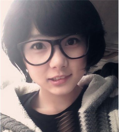 女生短 直发齐刘海戴眼镜发型设计