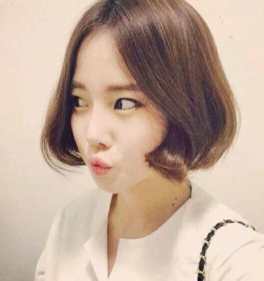 C卷内扣简约中分齐肩直发型 上直下大卷内扣发