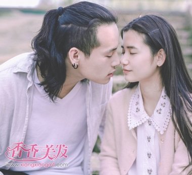 男生后梳层次扎公主头发型