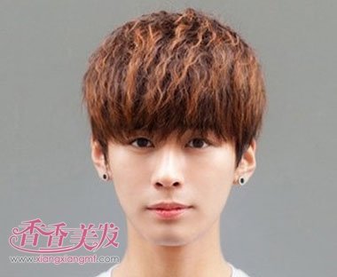 波浪头的短 卷发是有着浓浓的韩式风格的 男生发型,有着男士的帅气感
