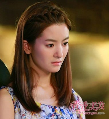 披肩直发怎么弄小辫子 直发编辫子披肩(4)