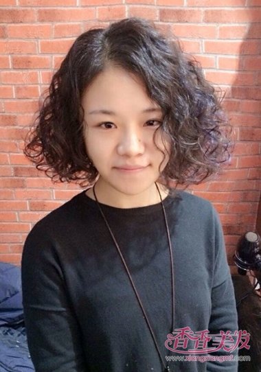 短短的烫发看起来是非常显中年女性的优雅柔美感的,具有上下层次感的