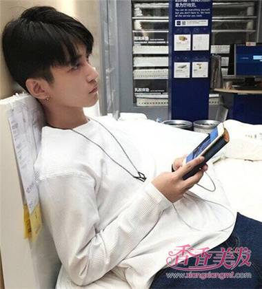 男生短发穿衣搭配图片 男生时尚短发名称(3)