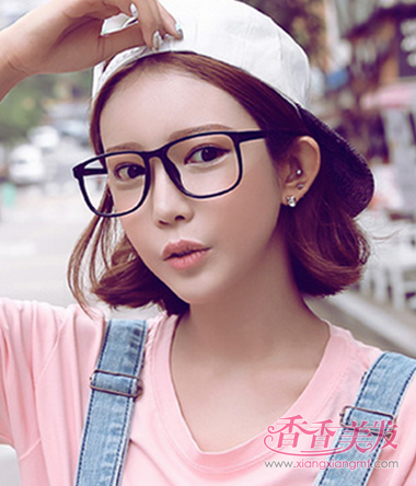 戴眼镜短发女生夏天适合的衣服 圆脸短发夏天