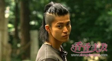 男生头上有个小辫子什么发型 男发型头顶扎辫子