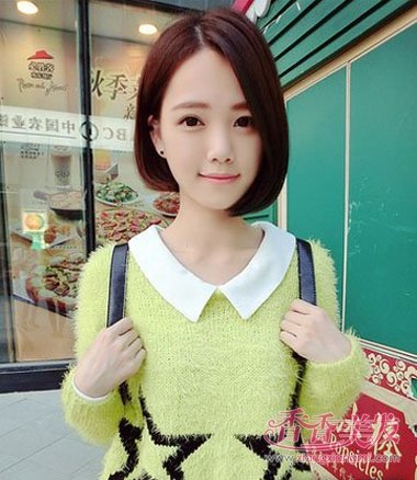女生偏分包头内扣短直发发型,将脸颊的头发顺着头型梳一下,头发尾端