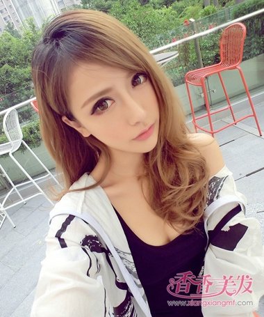 如何梳出没有刘海的发型 长发烫发发型的梳法