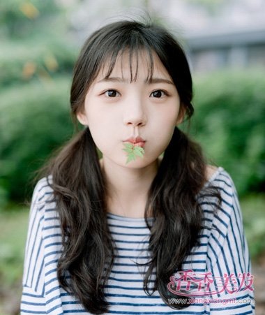 圆脸卷发怎么扎好看 适合圆脸扎起来的马尾卷