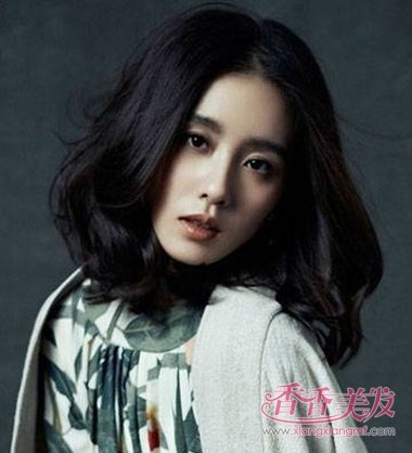 女明星黑色中分头发尾卷发无刘海发型设计