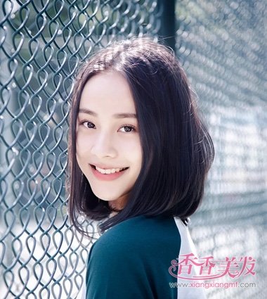 2017年中分到肩微卷女生发型 齐肩中分卷发发