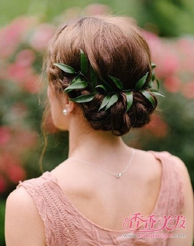 卷发挽头发简单好看的步骤 卷发该怎么挽头发好看(2)