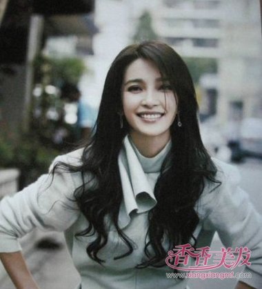 黑色中分中长发发尾卷发型 圆脸中卷发适合什