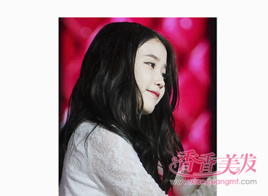 黑色中分中长发发尾卷发型 圆脸中卷发适合什